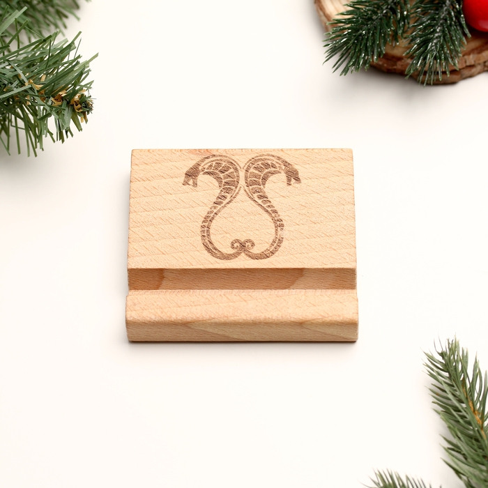 Новый год. Подставка с символом года под телефон, планшет Новый год. Подставка с символом года под телефон, планшет "Змей", 8*8*1,6 см, ясень