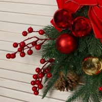 Композиция хвойная "Уютная сказка" 44 см, бант красный
