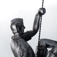 Сувенир полистоун "Покорение вершины" правый, чернённое серебро 18х8 см