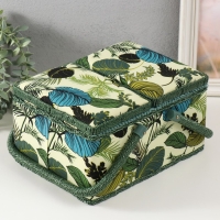 Шкатулка для рукоделия "Тропические листья на зелёном" 19х26х14,5 см Шкатулка для рукоделия "Тропические листья на зелёном" 19х26х14,5 см