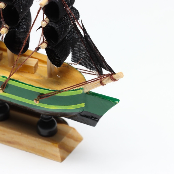 Корабль &laquo;Дункан&raquo;, 10х3х10 см, зеленый корпус, черные паруса