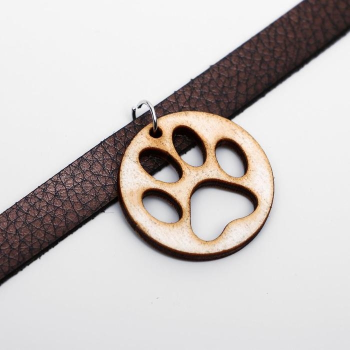 Декоративный кожаный ошейник с подвеской-лапкой (дерево), 34 х 1 см, микс цветов Декоративный кожаный ошейник с подвеской-лапкой (дерево), 34 х 1 см, микс цветов