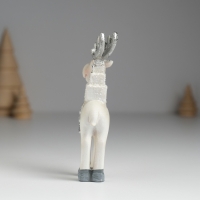 Сувенир полистоун "Олень с серебристыми рожками, с белыми подарками на спине" 5,5х2х11,5 см Сувенир полистоун "Олень с серебристыми рожками, с белыми подарками на спине" 5,5х2х11,5 см