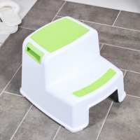 Подставка детская с прорезинеными ступеньками, цвет белый/зеленый Подставка детская с прорезинеными ступеньками, цвет белый/зеленый