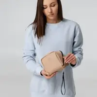 Дорожная косметичка Cubo, бежевая с логотипом Дорожная косметичка Cubo, бежевая с логотипом