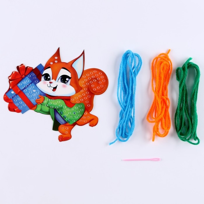 Вышивка пряжей на новый год «Бёлочка с подарком» на картоне, новогодний набор для творчества Вышивка пряжей на новый год «Бёлочка с подарком» на картоне, новогодний набор для творчества