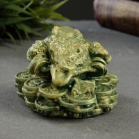 Фигура "Жаба на деньгах" зеленый с позолотой 8х8х4см Фигура "Жаба на деньгах" зеленый с позолотой 8х8х4см