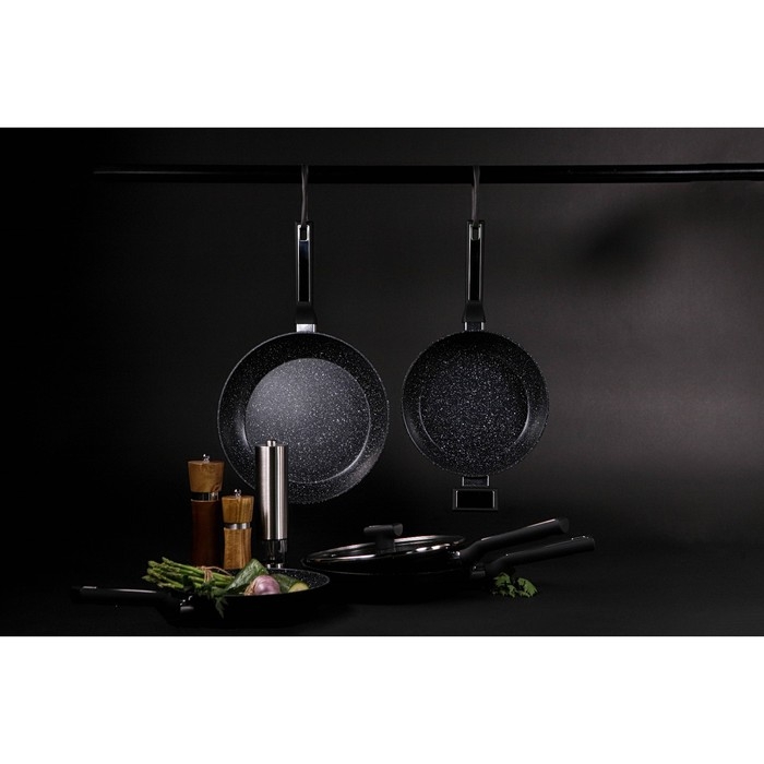 Сковорода Magistro Warrior, d=24 см, h=6,3 см, со стеклянной крышкой, ручка soft-touch, антипригарное покрытие, индукция, цвет чёрный Сковорода Magistro Warrior, d=24 см, h=6,3 см, со стеклянной крышкой, ручка soft-touch, антипригарное покрытие, индукция, цвет чёрный