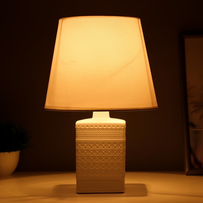 Настольная лампа Настольная лампа "Ираида" Е14 40Вт белый 20х20х32см