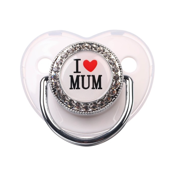Соска - пустышка силиконовая ортодонтическая «I LOVE MUM», от 6 мес., с колпачком + держатель - цепочка, цвет белый/серебро, стразы Соска - пустышка силиконовая ортодонтическая «I LOVE MUM», от 6 мес., с колпачком + держатель - цепочка, цвет белый/серебро, стразы