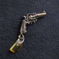 Брелок-талисман "Револьвер", натуральный янтарь Брелок-талисман "Револьвер", натуральный янтарь