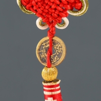 Подвеска текстиль "Золотая метла с монеткой и узлом Счастья" 29 см Подвеска текстиль "Золотая метла с монеткой и узлом Счастья" 29 см