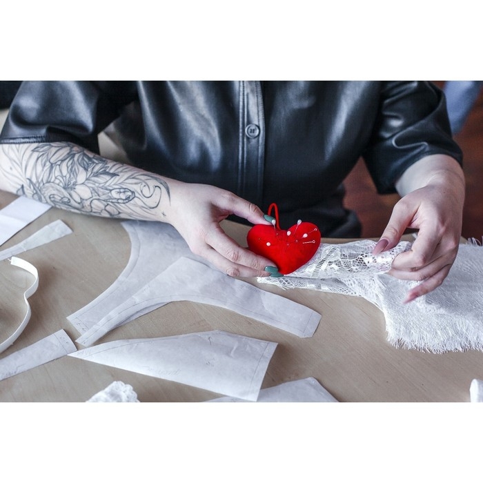 Игольница с петлёй &laquo;Сердце&raquo;, 8,5 &times; 6,5 &times; 3,5 см, цвет красный