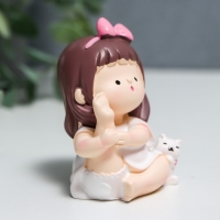 Сувенир полистоун "Малышка с белым котиком - йога" 5,5х4,5 см