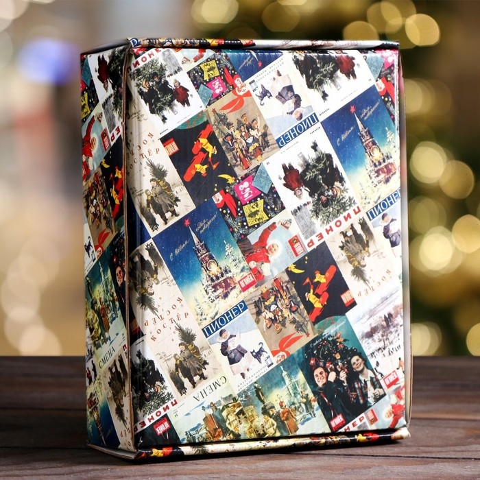 Новый год. Коробка подарочная, крышка-дно, с окном "Новогодняя афиша", 18 х 15 х 5 см.