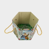 Новый год. Подарочная коробка новогодняя Шестигранник малый "Двенадцать месяцев" с веревочными ручками, 210x210x185 мм. Новый год. Подарочная коробка новогодняя Шестигранник малый "Двенадцать месяцев" с веревочными ручками, 210x210x185 мм.