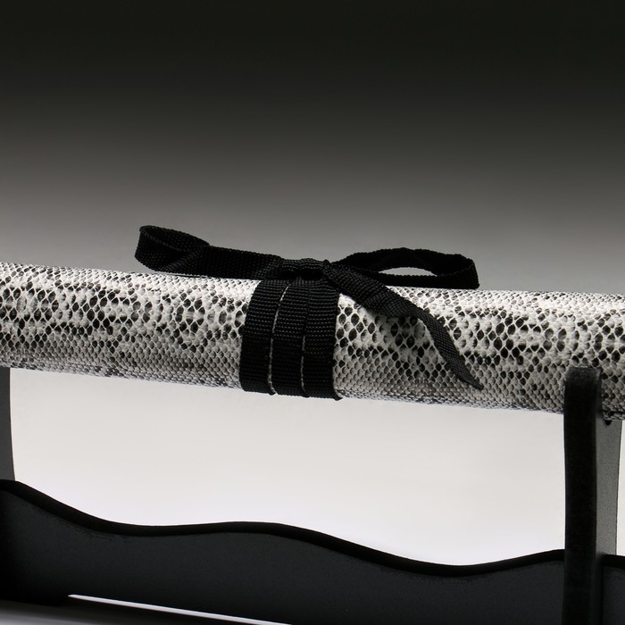 Сувенирное оружие «Катана», на подставке, серые ножны под змеиную кожу, 89 см Сувенирное оружие «Катана», на подставке, серые ножны под змеиную кожу, 89 см