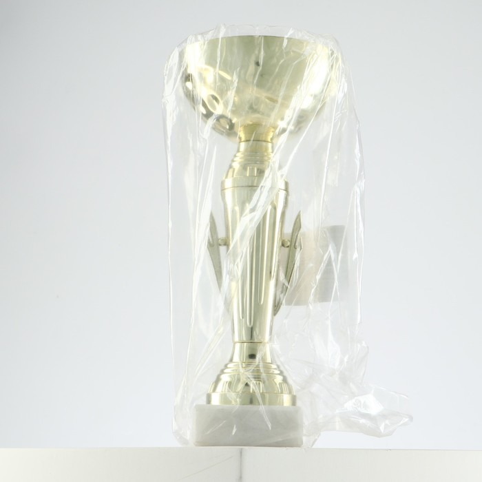 Кубок 107, наградная фигура, золото, подставка камень, 22 х 8 х 5 см. Кубок 107, наградная фигура, золото, подставка камень, 22 х 8 х 5 см.
