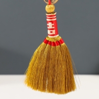 Подвеска текстиль "Золотая метла с монеткой и узлом Счастья" 29 см Подвеска текстиль "Золотая метла с монеткой и узлом Счастья" 29 см