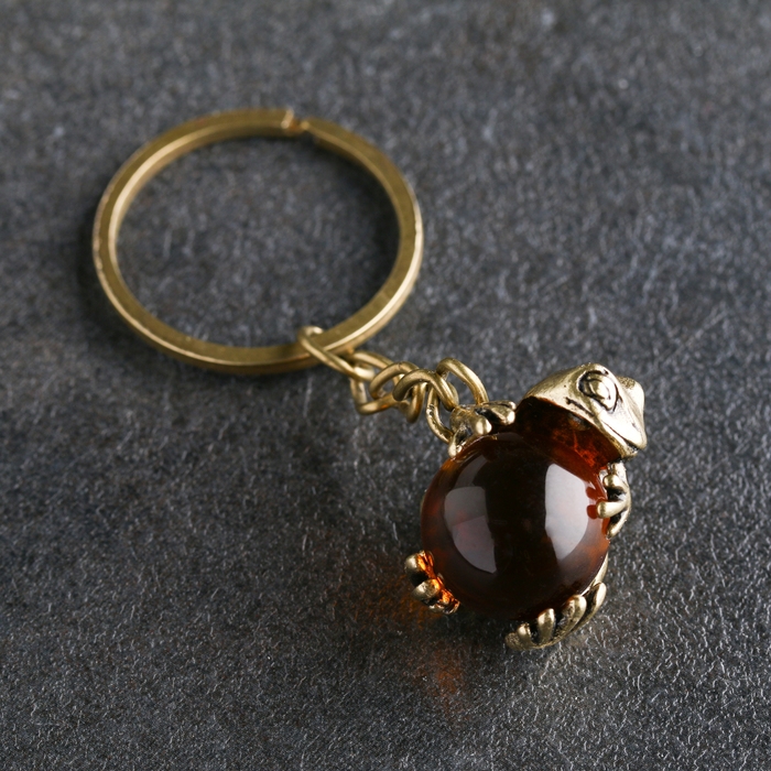 Сувенир-брелок "Лягушка с шаром", латунь, янтарь