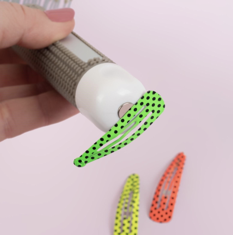 Расчёска массажная, с магнитом, прорезиненная ручка, вентилируемая, 7,5 x 25,5 см, цвет бежевый/белый