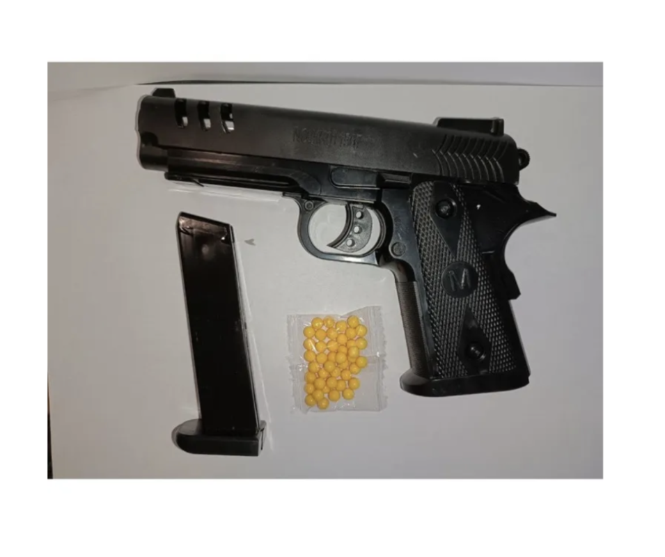 Игрушечный пистолет