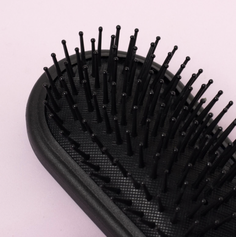 Расчёска массажная, 6,7 x 24 см, цвет чёрный/белый