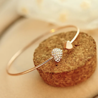 Браслет в с сердцем в стразах