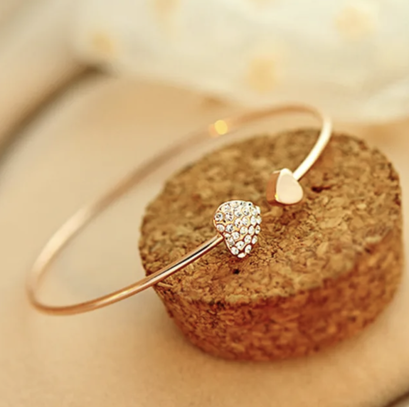 Браслет в с сердцем в стразах