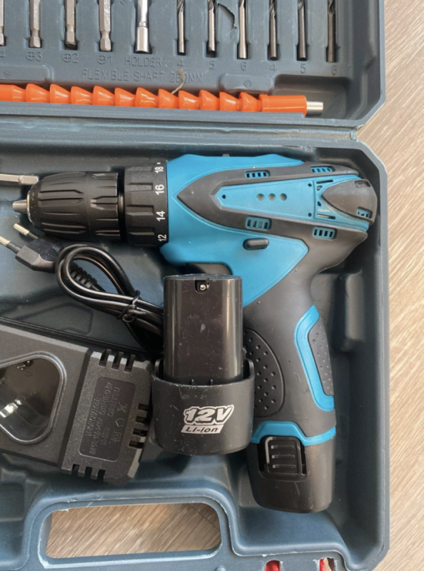 Шуруповерт 12V 2 акб