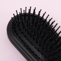 Расчёска массажная, 6,7 x 24 см, цвет чёрный/белый