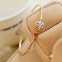 Браслет в с сердцем в стразах